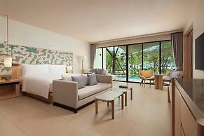 Le Méridien Phuket Mai Khao Beach Resort