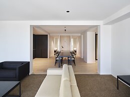 Burbury Hotel & Apartments