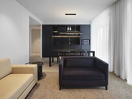 Burbury Hotel & Apartments