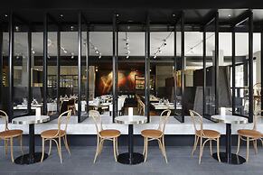 Burbury Hotel & Apartments