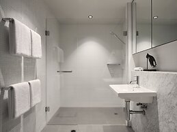 Burbury Hotel & Apartments