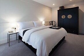 Burbury Hotel & Apartments