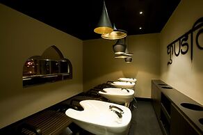 Burbury Hotel & Apartments