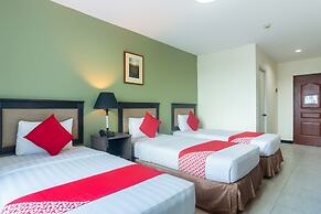 OYO 187 The Maxwell Hotel