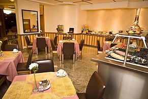 Carillon Plaza Hotel