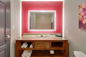 La Quinta Inn & Suites by Wyndham Dallas Love Field