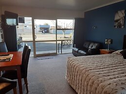 AAA Thames Court Motel