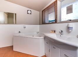 Twin Peaks Lakeside Inn