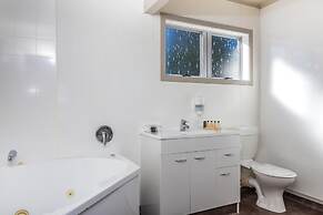 Twin Peaks Lakeside Inn