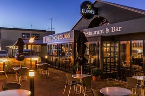 Twin Peaks Lakeside Inn