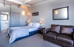 Twin Peaks Lakeside Inn