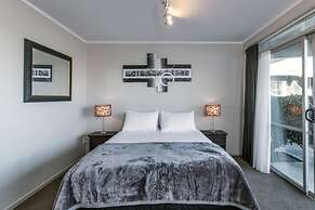 Twin Peaks Lakeside Inn