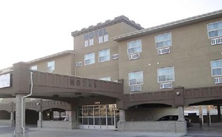 Super 8 by Wyndham Saskatoon Near Downtown
