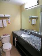 Super 8 by Wyndham Saskatoon Near Downtown