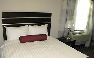 Super 8 by Wyndham Saskatoon Near Downtown