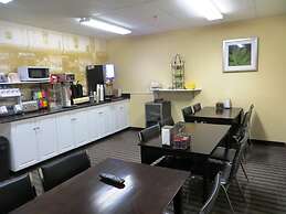 Super 8 by Wyndham Saskatoon Near Downtown