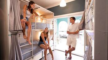 Stoke Beach House - Hostel