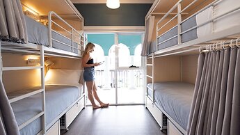 Stoke Beach House - Hostel