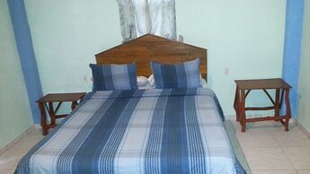 La Delphina B&B Bar and Grill Hotel