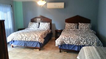 La Delphina B&B Bar and Grill Hotel