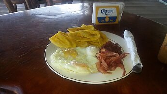 La Delphina B&B Bar and Grill Hotel