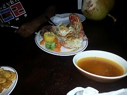 La Delphina B&B Bar and Grill Hotel