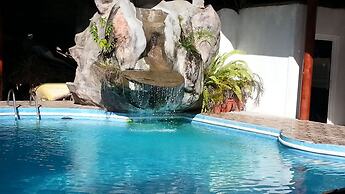 La Delphina B&B Bar and Grill Hotel