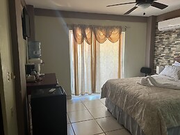 La Delphina B&B Bar and Grill Hotel