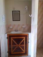 La Delphina B&B Bar and Grill Hotel