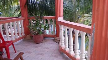 La Delphina B&B Bar and Grill Hotel