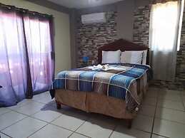 La Delphina B&B Bar and Grill Hotel