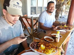 La Delphina B&B Bar and Grill Hotel