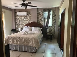 La Delphina B&B Bar and Grill Hotel