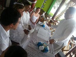 La Delphina B&B Bar and Grill Hotel