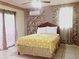 La Delphina B&B Bar and Grill Hotel