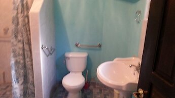 La Delphina B&B Bar and Grill Hotel