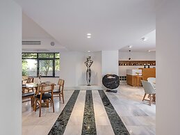 Avra City Boutique Hotel