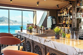 Numa Port Hotel