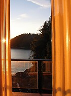 Duffin Cove Oceanfront Lodging