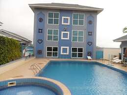 De Holiday Beach Hotel