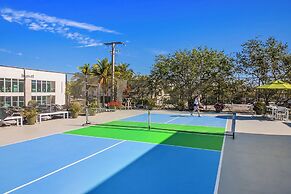 Naples Park Central Hotel