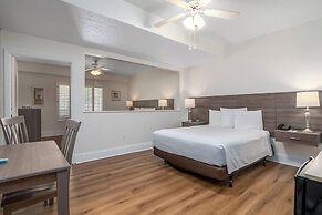 Naples Park Central Hotel