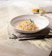 Adalesia Hotel & Coffee