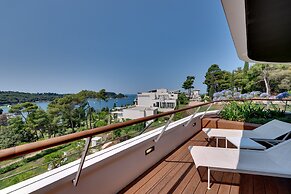 Lone Hotel by Maistra Collection