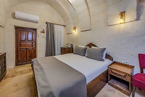 Castle Cave Hotel