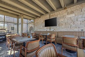 Castle Cave Hotel