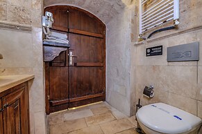 Castle Cave Hotel