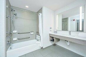 Holiday Inn Express & Suites Charleston Arpt-Conv Ctr Area