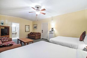 Econo Lodge Inn & Suites