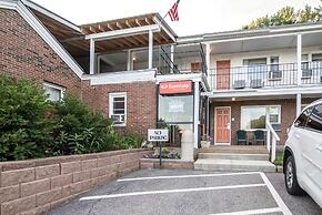 Econo Lodge Inn & Suites